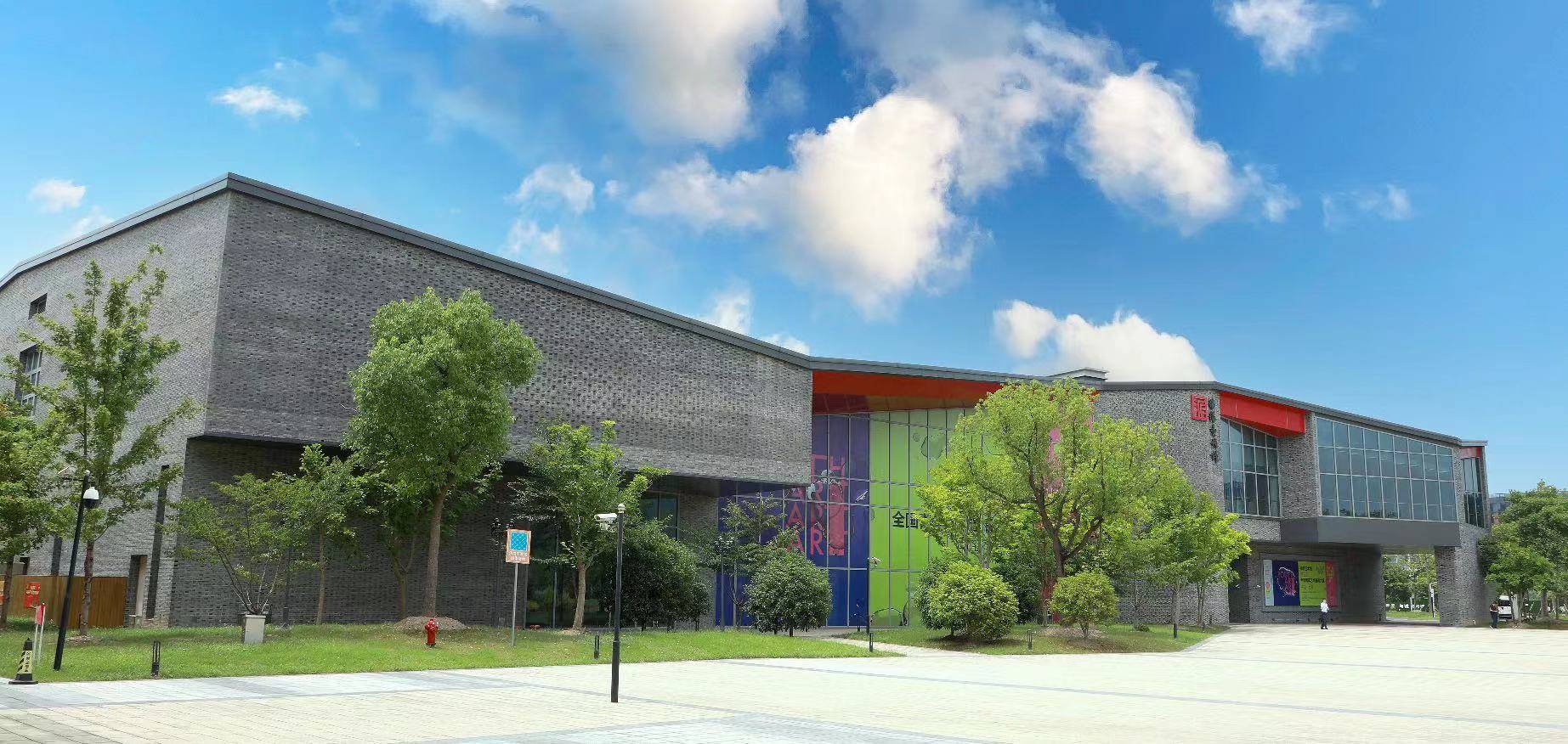 视频| "2022全国青年艺术邀请大展"亮相海派艺术馆,呈现"不一样"的