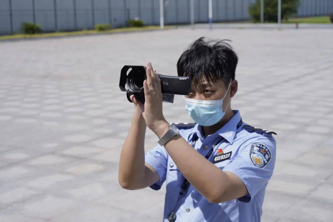 战高温斗酷暑监狱警察汗卫平安