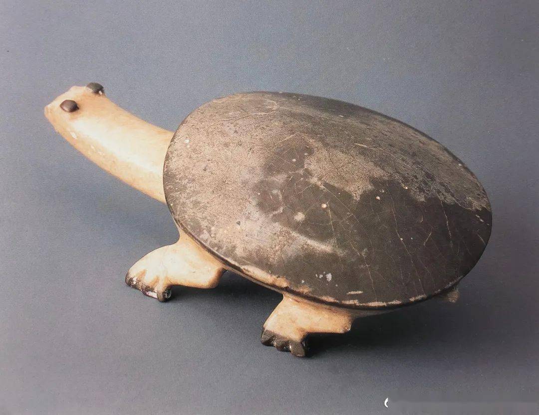 俏色玉龟 商 社科院考古研究所1976年河南安阳殷墟妇好墓出土.