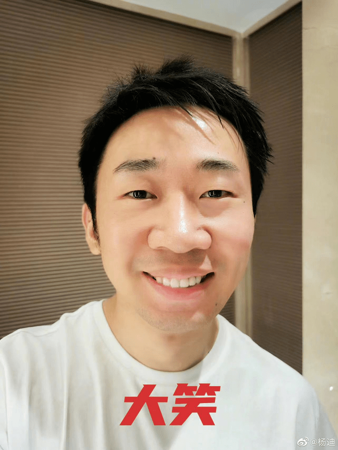 杨迪拿到主持人证:从最丑男星到综艺顶流,这些年,他经历了什么?