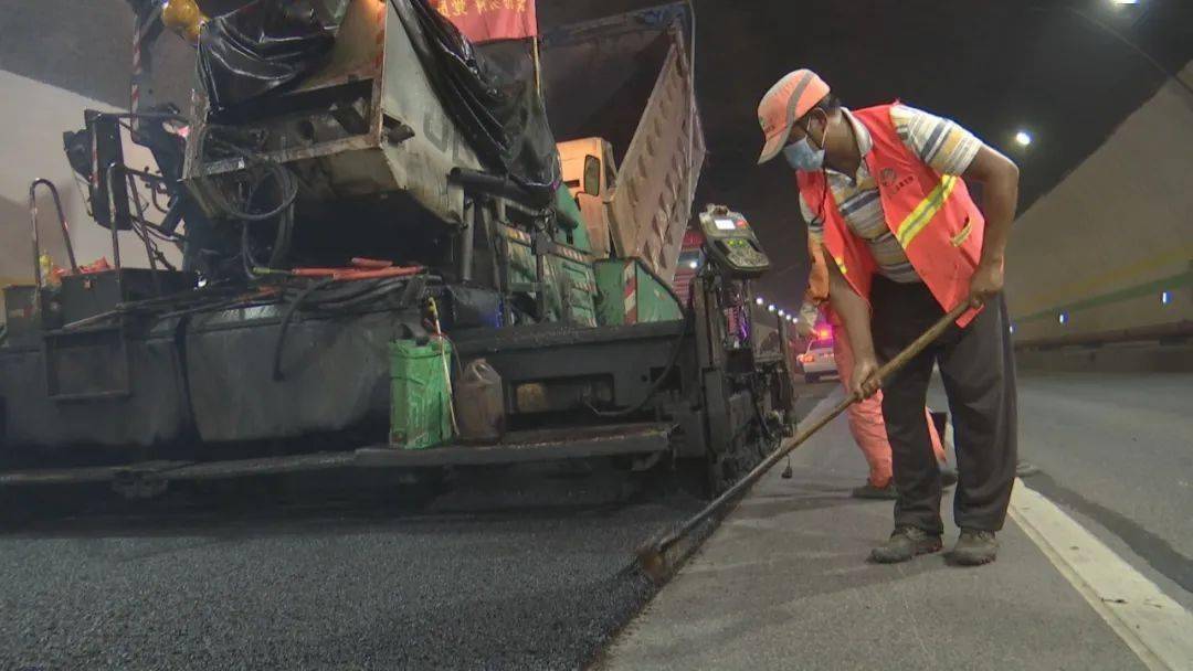 昆楚高速大红田隧道等路段正封闭施工