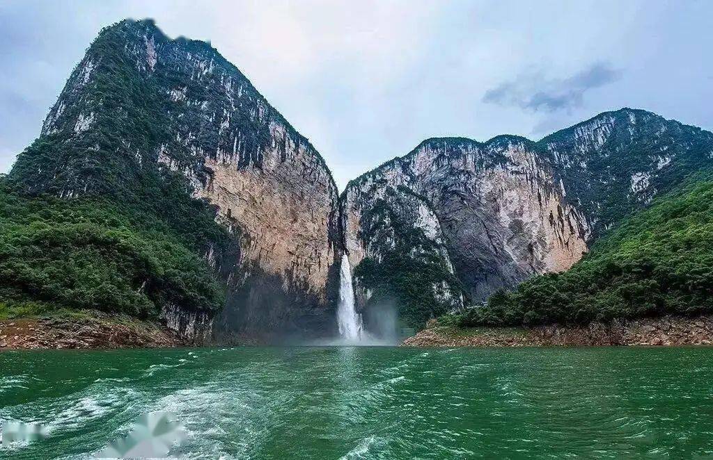 行游清江大峡谷