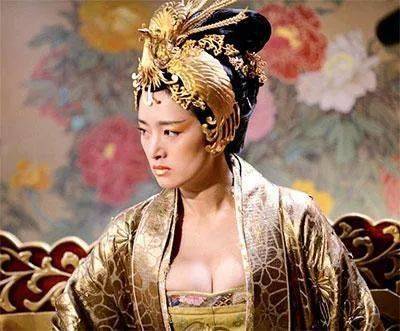 22岁一对美胸看痴张艺谋,55岁风光三婚越老越放纵:她凭什么这么诱人?