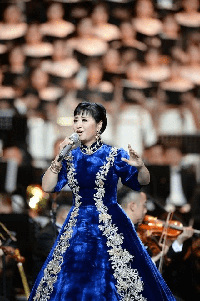 殷秀梅现身活动,一样的发型不变的大蓬裙,却被夸歌美衣服端庄_裙子