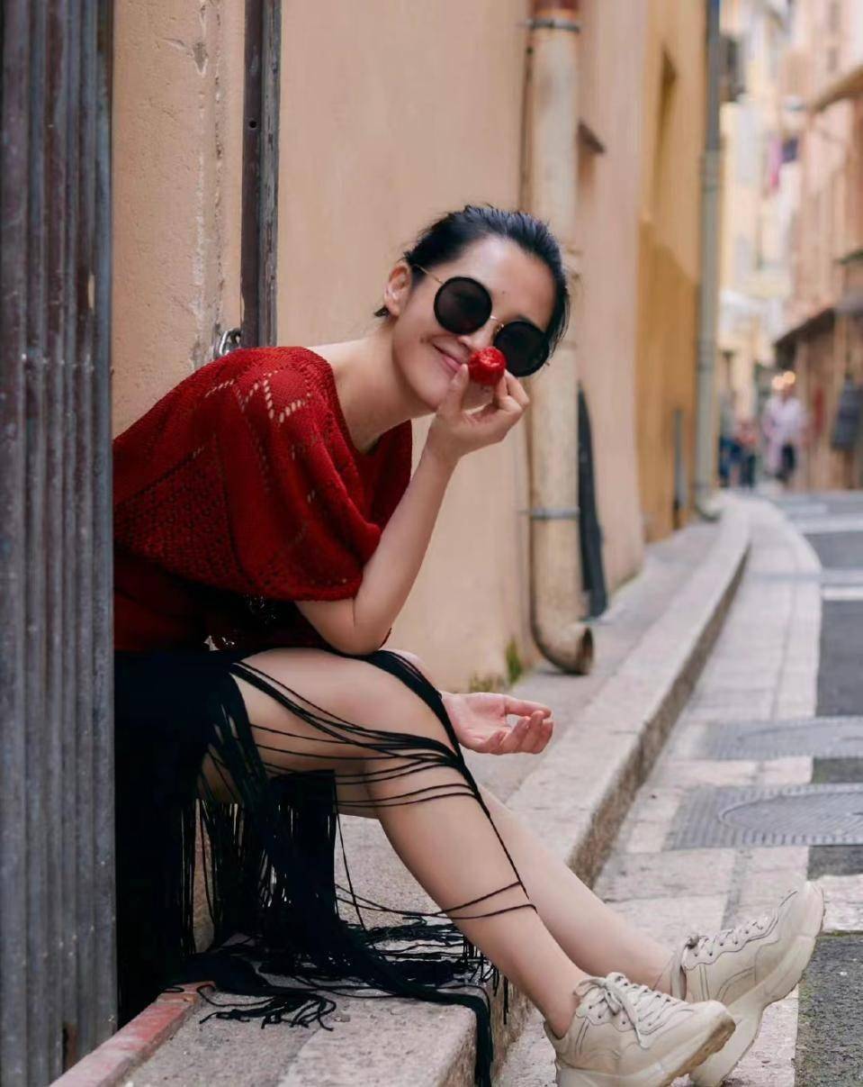 许晴近照曝出穿流苏裙尽显尤物本色网友你这身材52岁