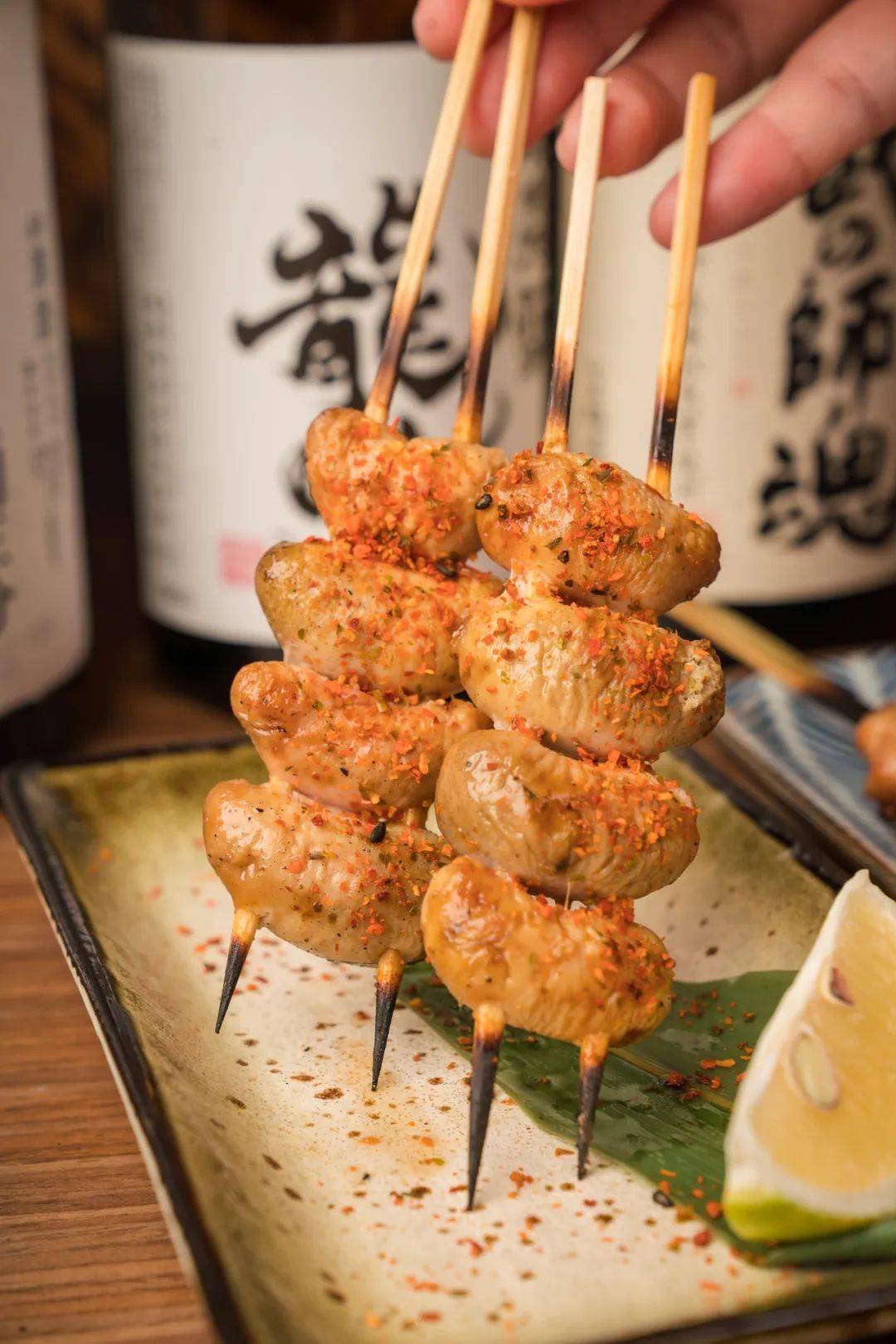 串烤白子鸡腿肉表面淋上梅子酱,撒上紫苏叶,一口闷,梅子酱的酸甜和