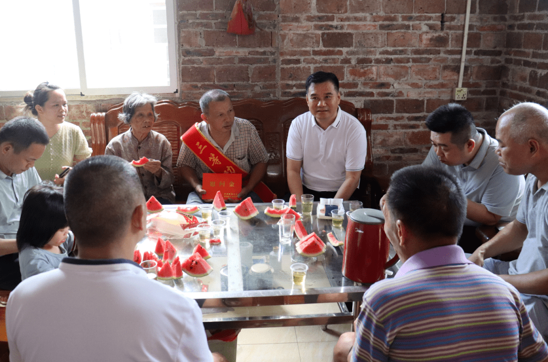 怀集县为立功现役军人家属送喜报