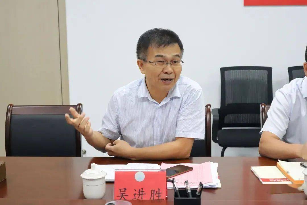 市企联执行会长邱金财发言会上,市企联林金波会长组织与会者学习省