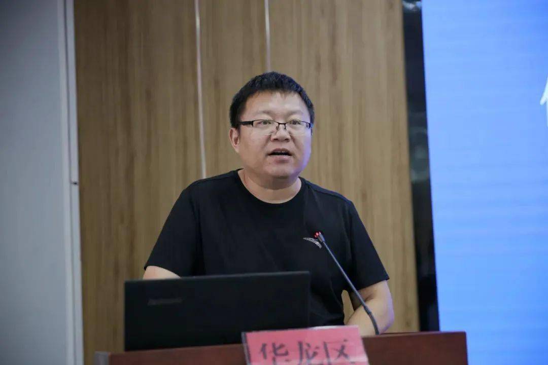 华龙区卫生健康委党组副书记,副主任董松涛作典型发言,从政府主导建