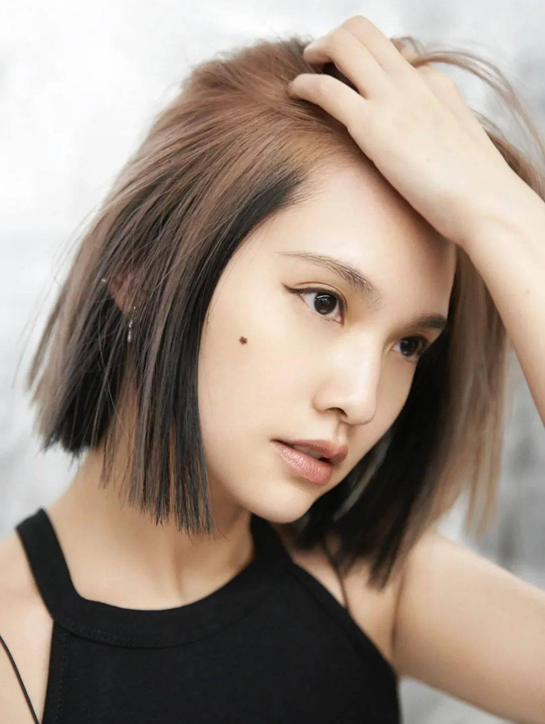 奶茶色一刀切短发_is_the_of