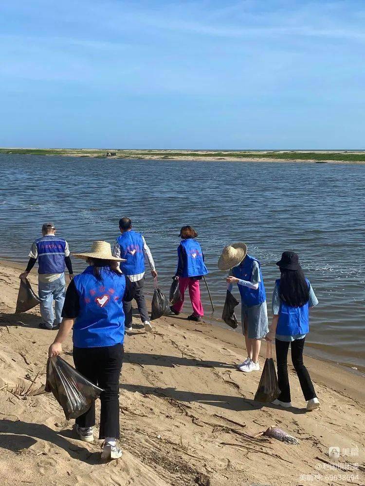 7月18日下午,利国镇团委到球港村开展"六水共治"主题活动,参加活动