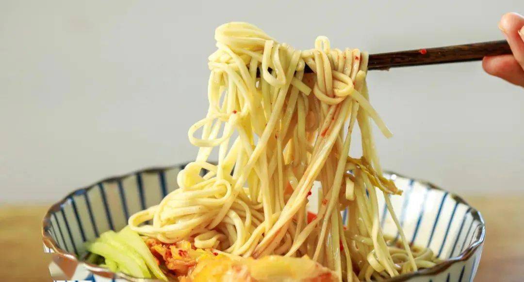 夏天吃冰可乐冷面无敌了