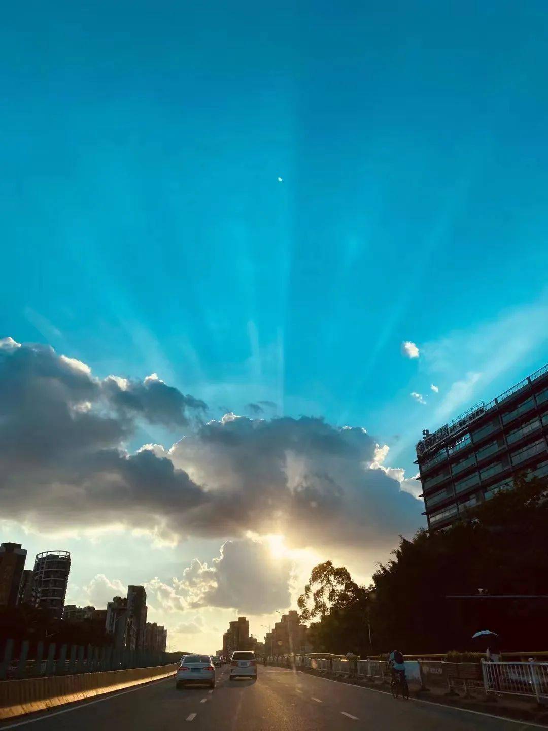 图片来源畅驾车友 低压槽跑步浓积云那么将要下雨时会出现哪种云呢