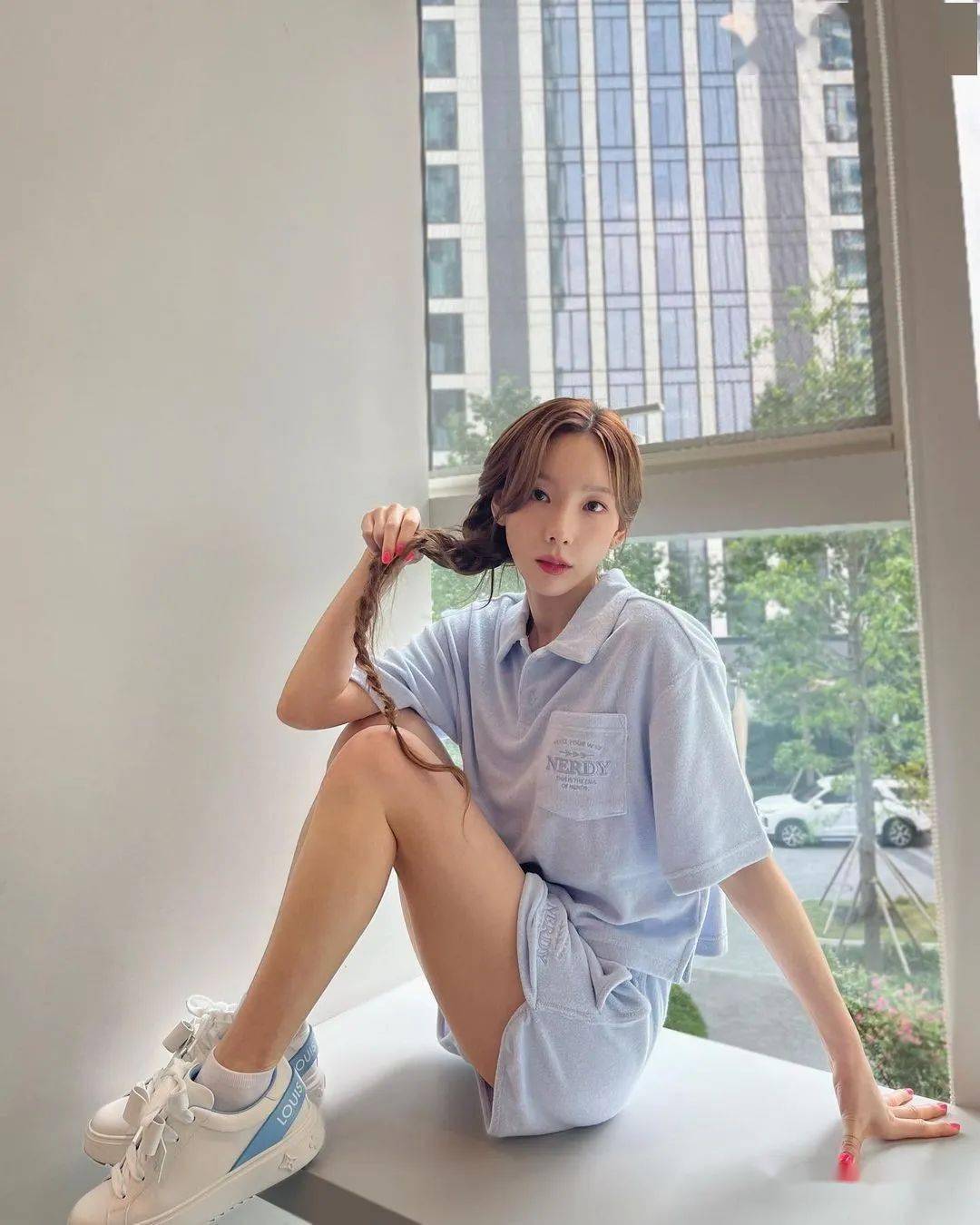 少女时代泰妍33岁颜值和身材也毫不逊色纸片人身材吸睛