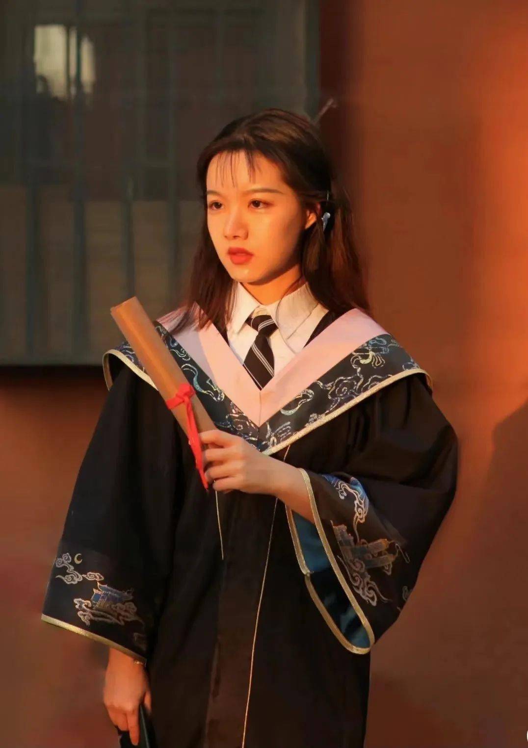 门襟缘边面料织有低调暗纹其纽扣使用金属子母扣垂布使用金色绲边学位