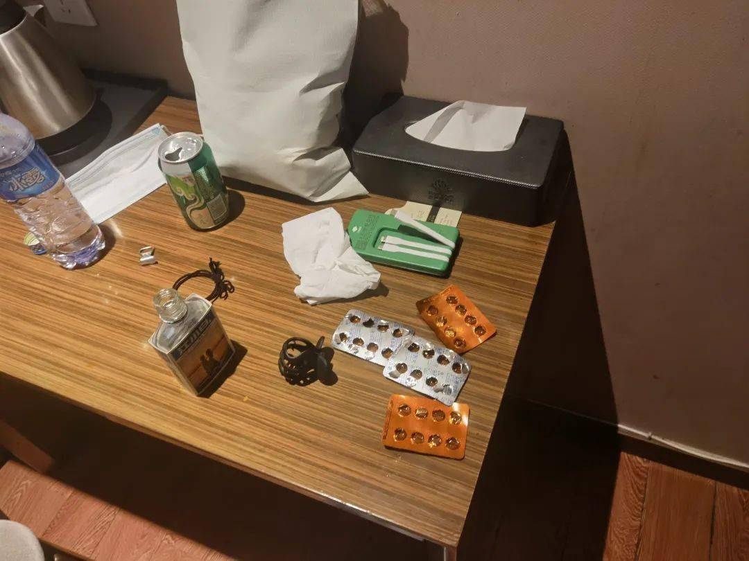 事发镇江一宾馆女子头孢加酒欲轻生