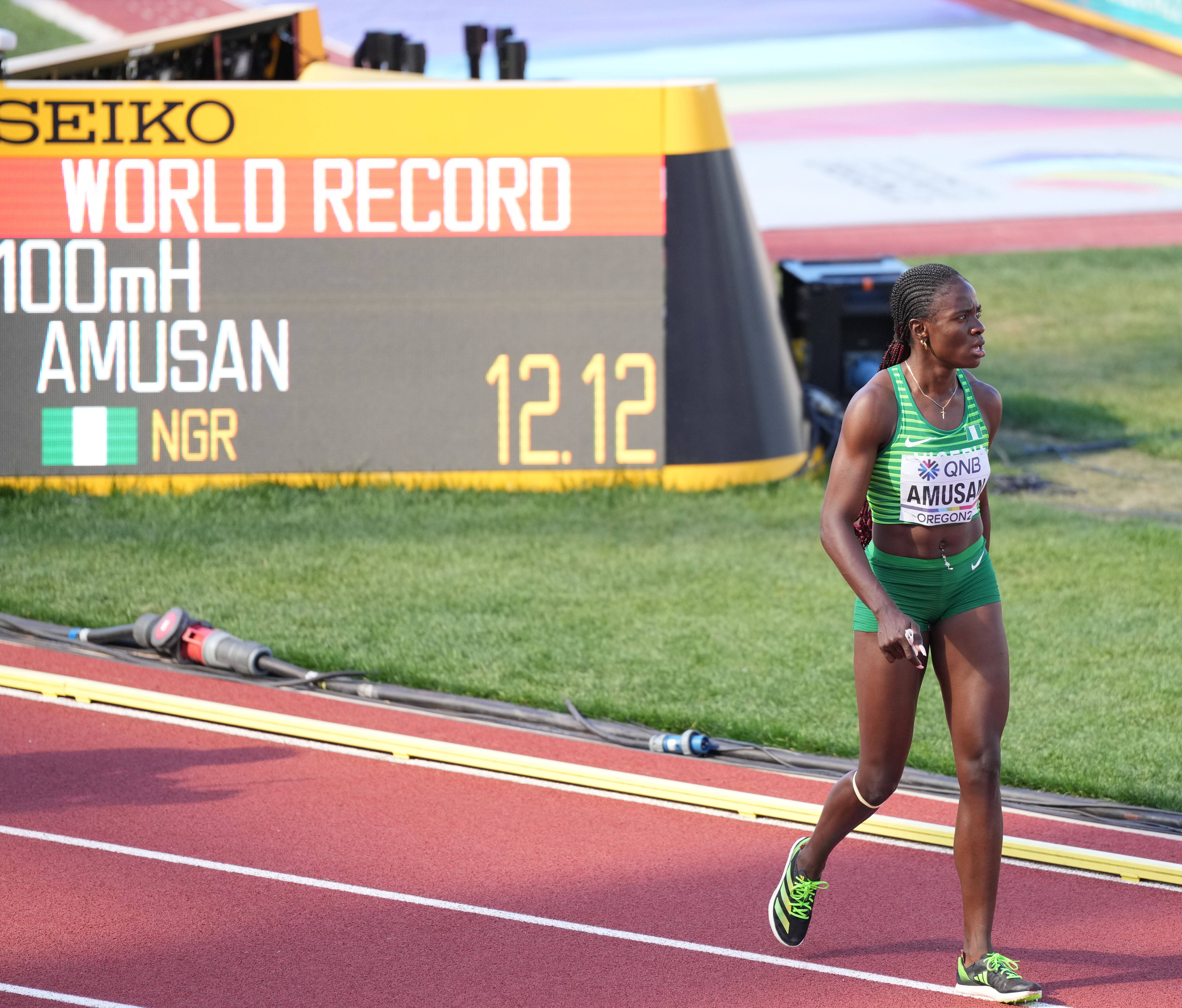 阿姆桑打破女子100米栏世界纪录