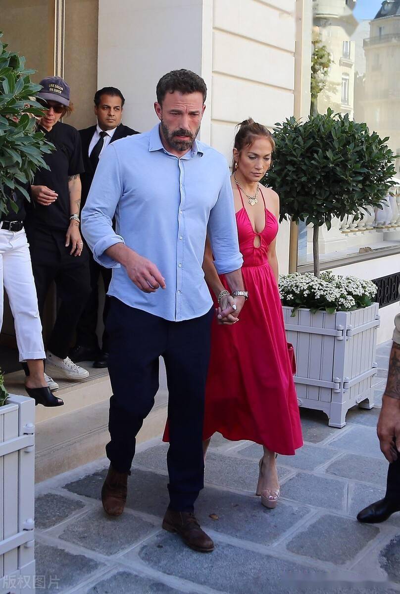 本阿弗莱克与妻子詹妮弗洛佩兹婚后外出十指相扣恩爱有加