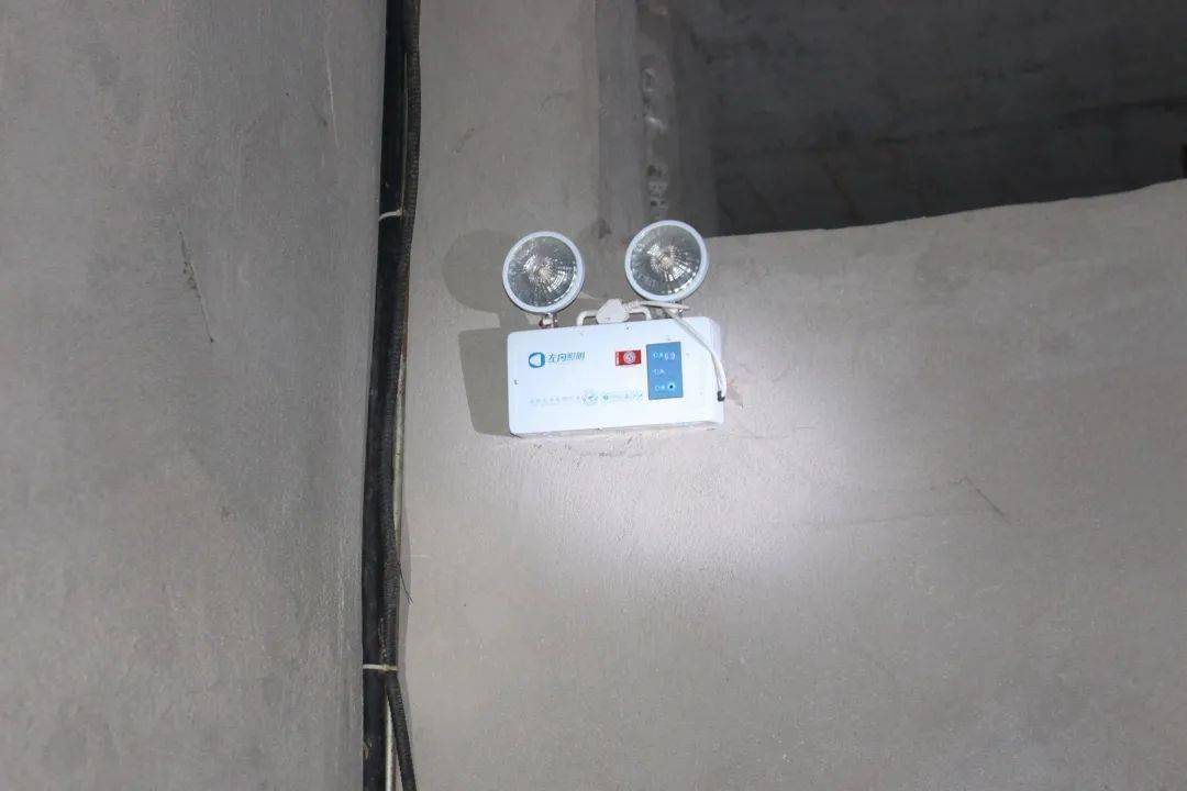 社区存在控制室无人值班,消防控制柜存在故障未消除,应急照明灯停用