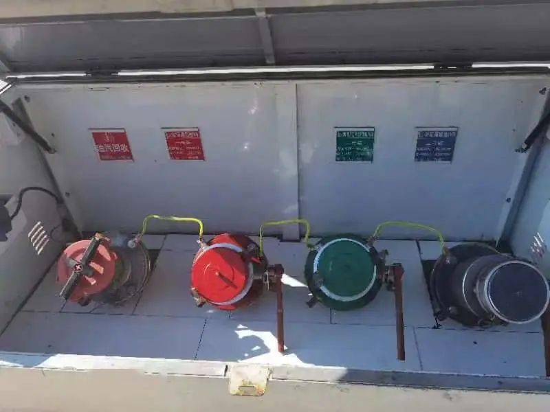 多 根 线剪线钳子一把,锤子一把,液压压线钳一把,m14不锈钢螺丝若干