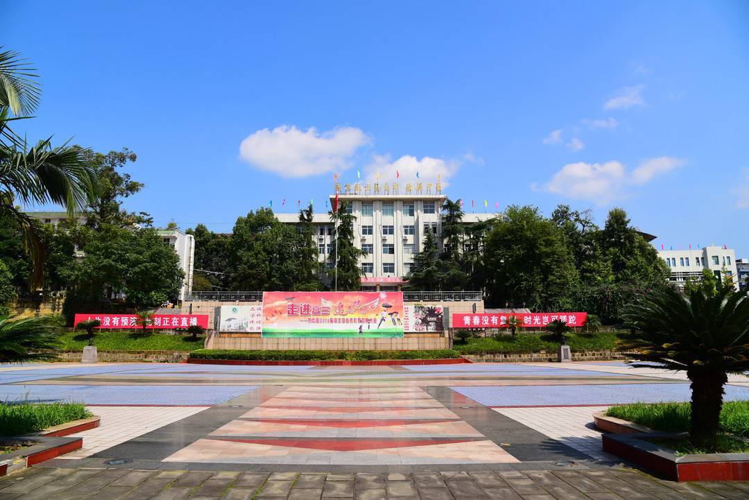 尽管已经放假,但刚刚送走高三毕业学子的自贡市荣县中学高2022届22班