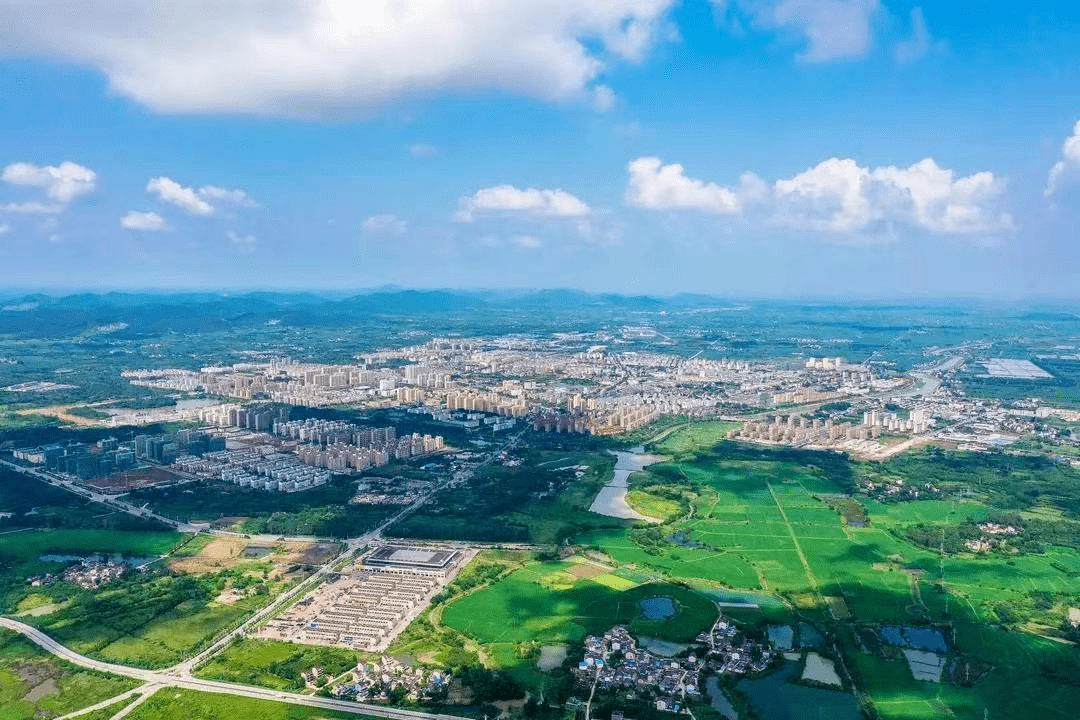 夏日酷暑难耐,每当太阳下山,暑气消退后,家住含山县城山水苑小区的老
