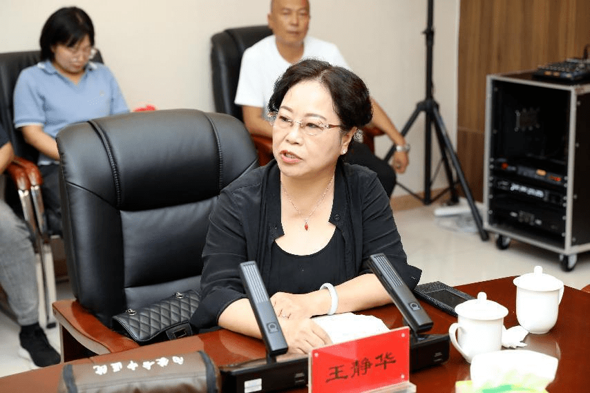 内蒙古自治区中医医院副主任医师王静华授课现场解答老干部提出的问题