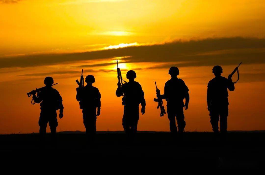 是那么严肃,隽永,正直,刚硬顶天立地的男儿背影夕阳西下见证着军人