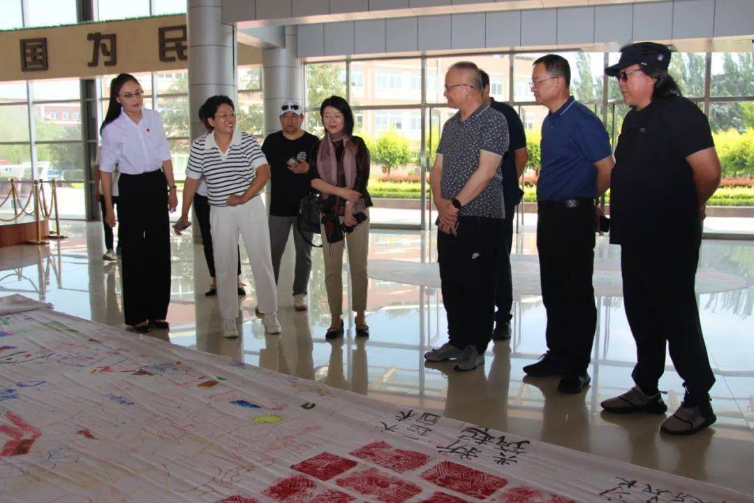 市教育局田向阳副局长,体卫艺科乌力吉巴特尔科长,我校校长董淑芹同志