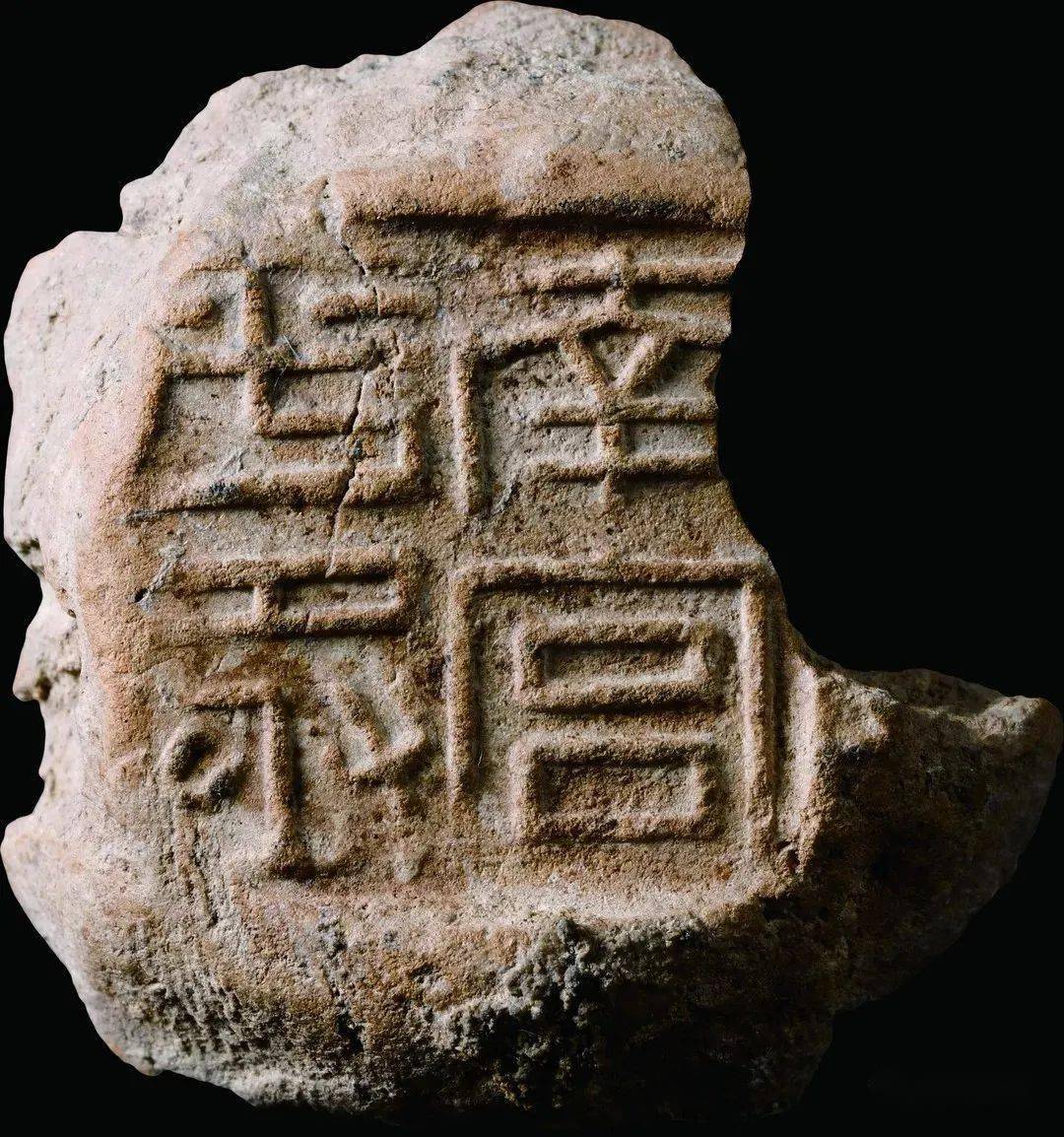 纸张尚未普及的两汉时期,书写的受体主要还是竹简或木椟,同时,有两个