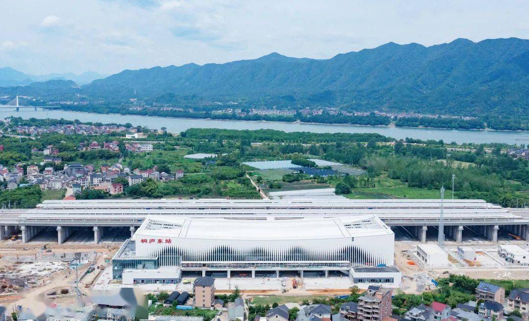 合杭高鐵湖杭段從既有湖州站引出,經湖州市南太湖新區,吳興區,德清縣