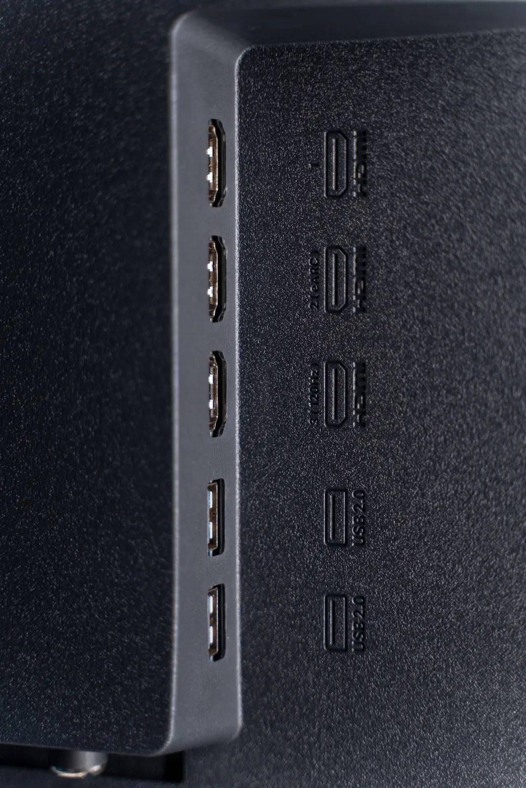 横向放置的接口分别s/pdif接口,av接口,网线口以及一个antenna接口