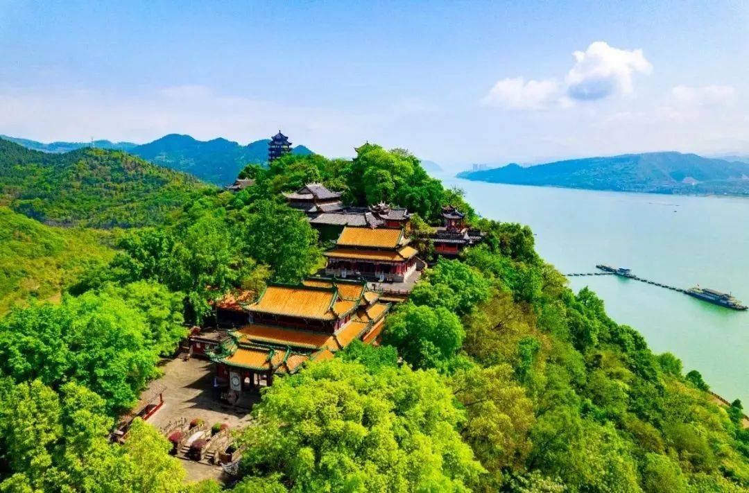 鬼城仅此一家"名山景区是国务院首批公布的国家级重点风景名胜区,是
