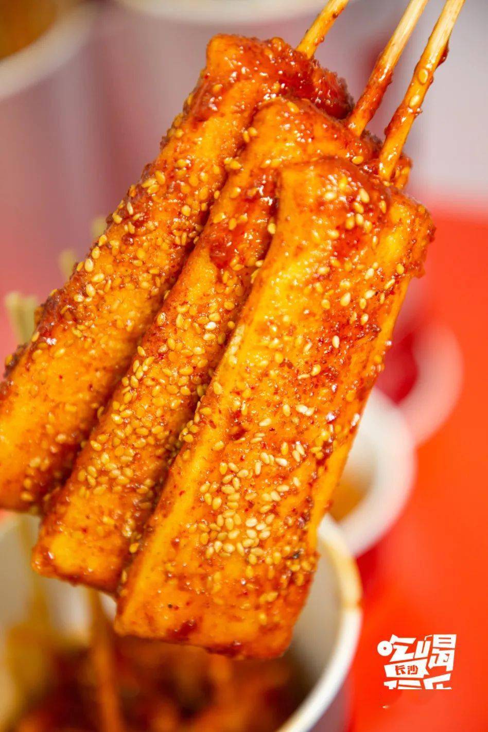 刷上超好吃的秘制年糕酱,撒白芝麻增香,口感外酥里嫩,嚼在嘴里qq弹弹