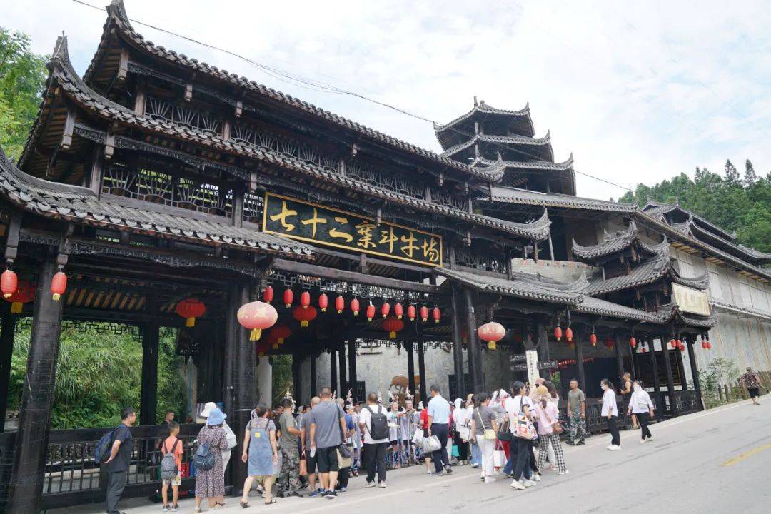 乐里侗乡景区位于榕江县乐里镇,以乐里斗牛场为中心,涵盖七十二侗族