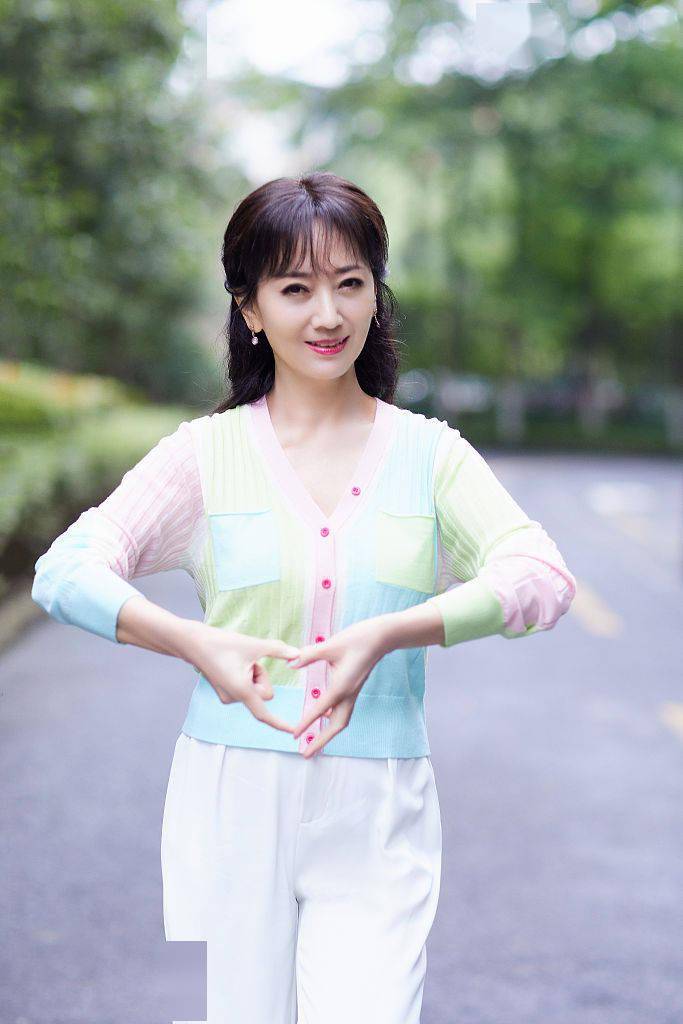 赵雅芝发布一组清雅写真马卡龙色系穿搭解锁全新风格