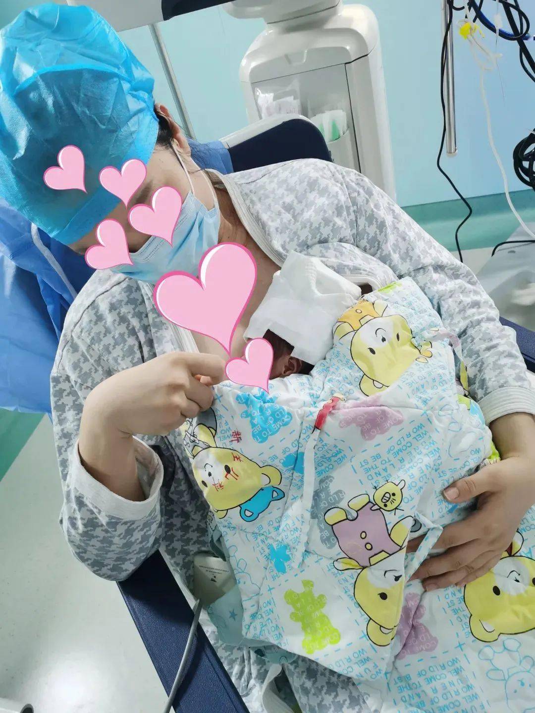 袋鼠式护理给早产双胞胎姐妹零距离的爱