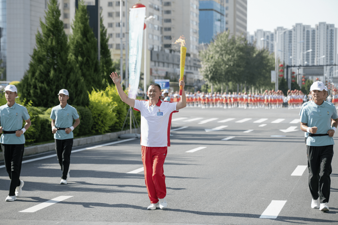 秉持事业初心擎画奋进征程记陕西省十七届运动会火炬手王红年