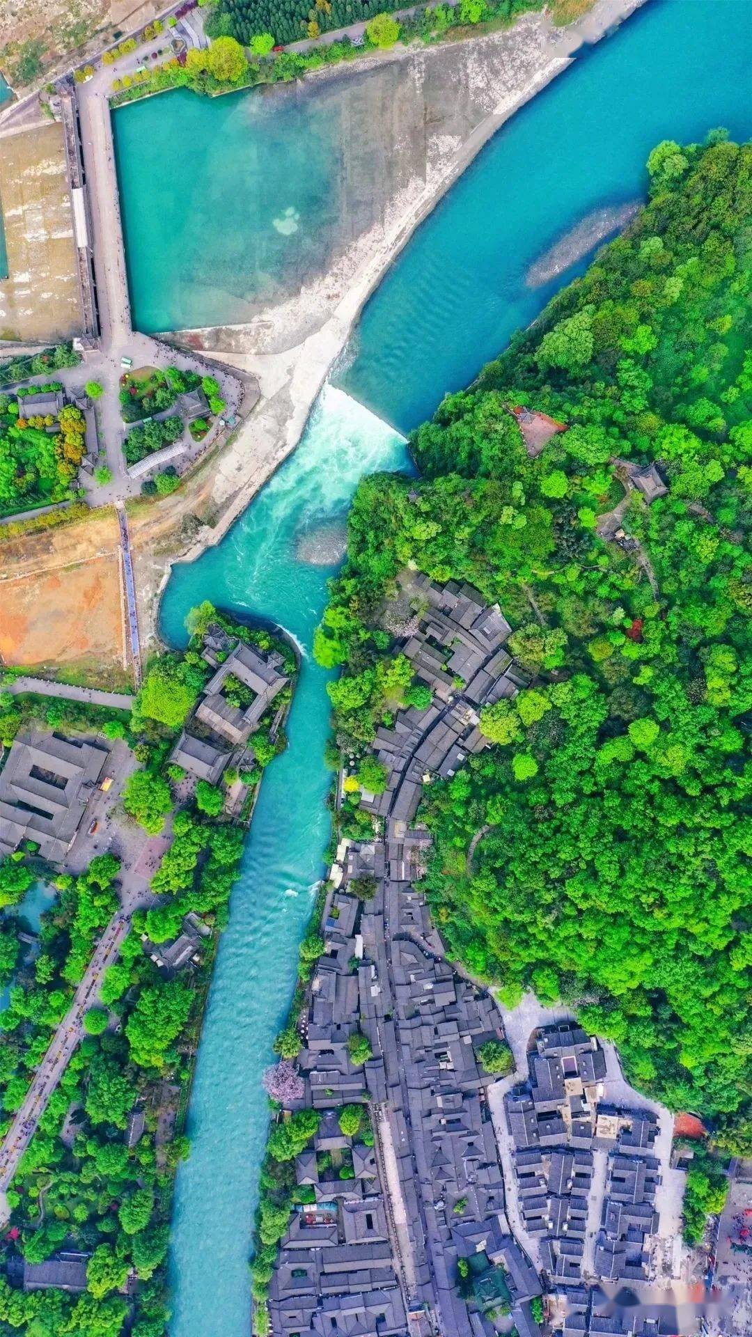 见过壶口瀑布"黄河之水天上来"的雄浑,见过庐山之巅"飞流直下三千尺"