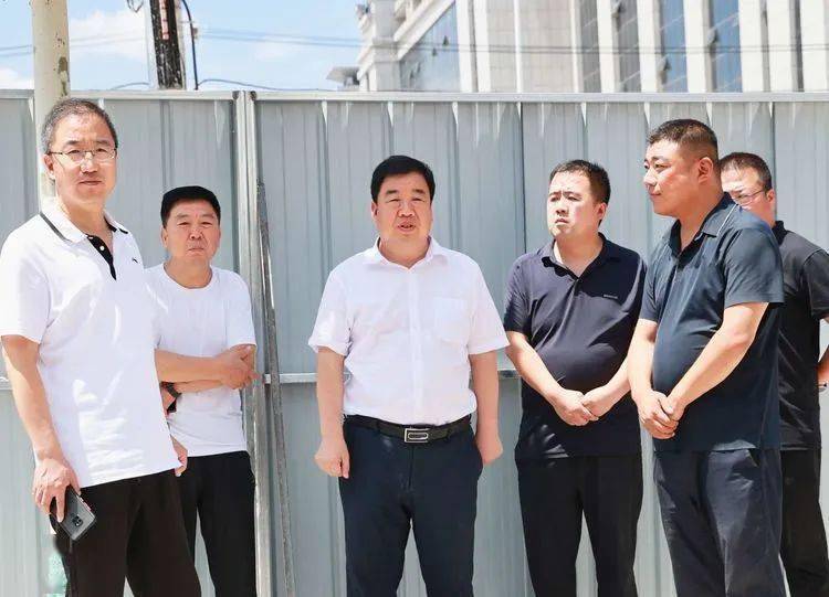 7月29日,县委书记连树斌调研县城建设工作,政府副县长王林陪同调研.