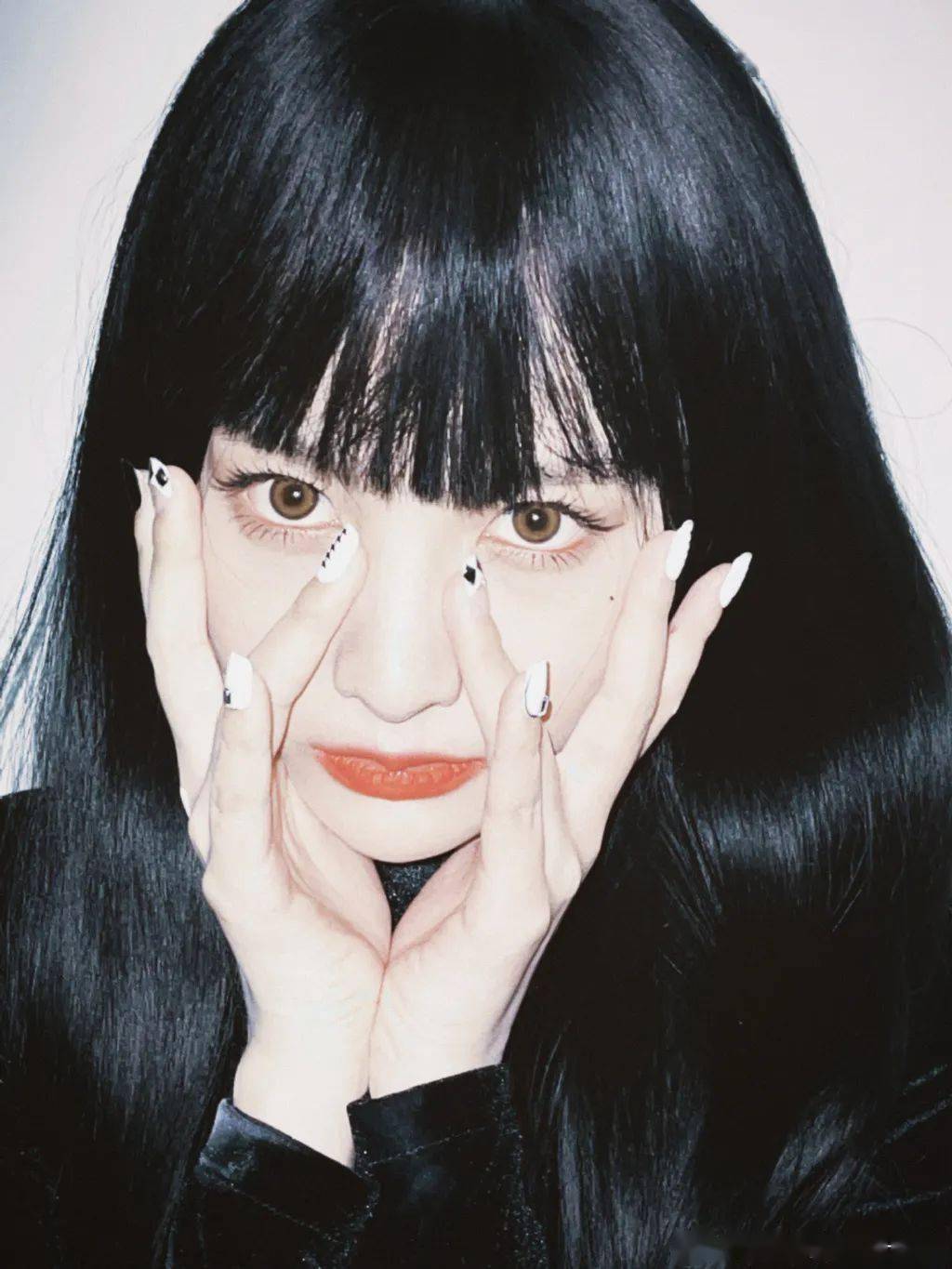 齐刘海黑发造型