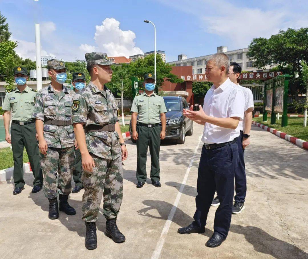 7月31日,市人大常委会主任李彪率队前往市人武部,蒙自军代室,中国人民