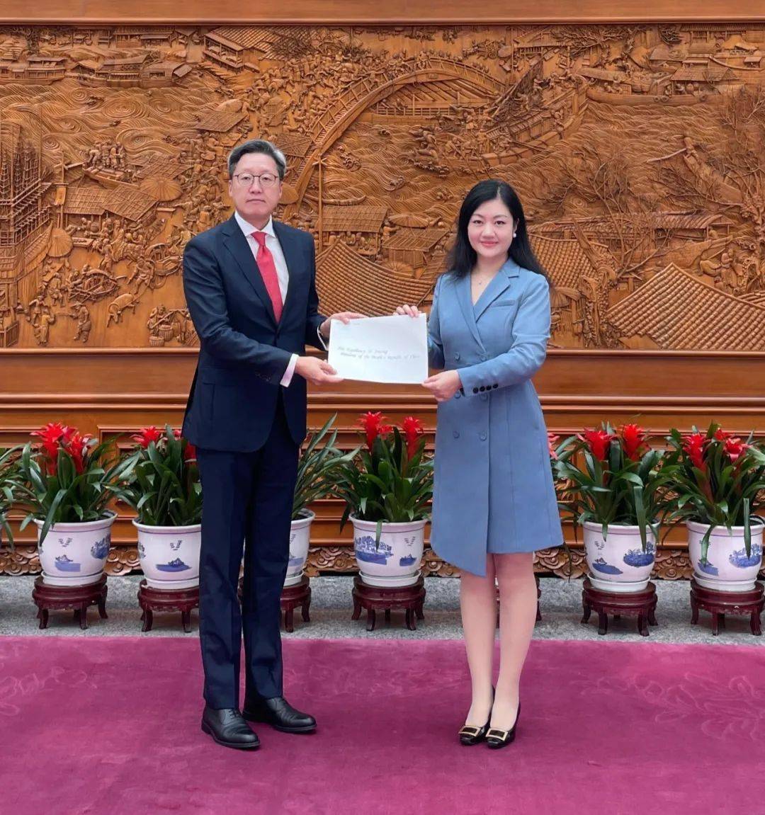 外交部礼宾司副司长王敏接受韩国新任驻华大使郑在浩递交国书副本