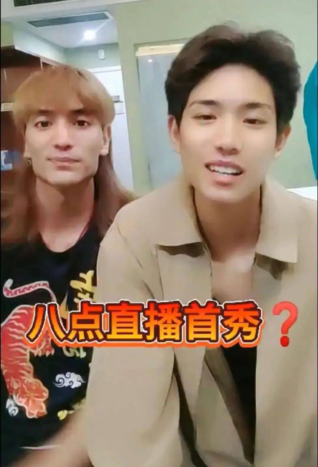 两人挤在小房间的一角,弟弟蔡金海穿着不太合身的外套,哥哥蔡金发的