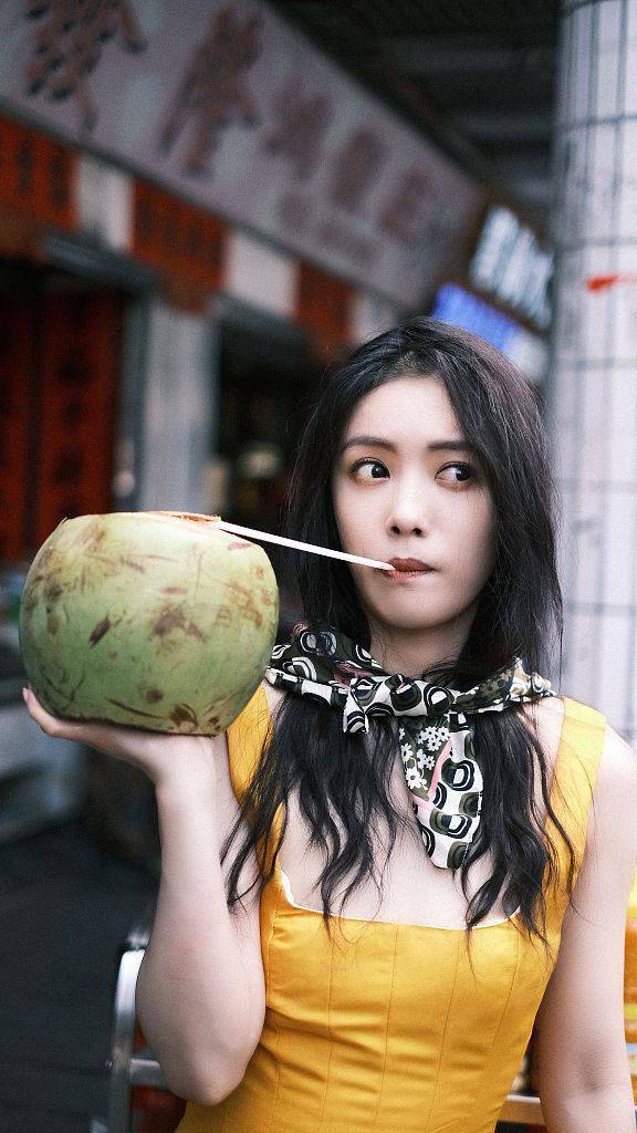 蔡文静发布海岛椰风复古写真穿亮眼黄裙喝椰汁俏皮美萌