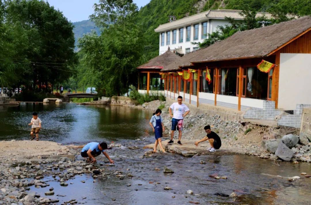 游上河峪美景,品冷水鱼仙味.
