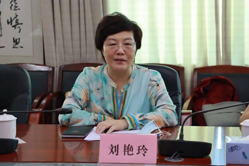 保护调研组成员,省人大常委会副秘书长,民盟海南省委主委刘艳玲一行