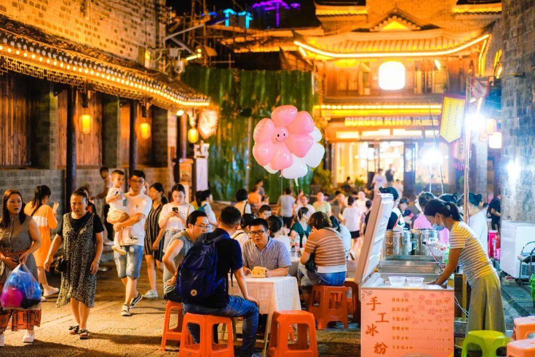 市井地摊火锅,中式烤肉,铜仁冰粉,地道小吃……烟火夜市的开幕,让这里