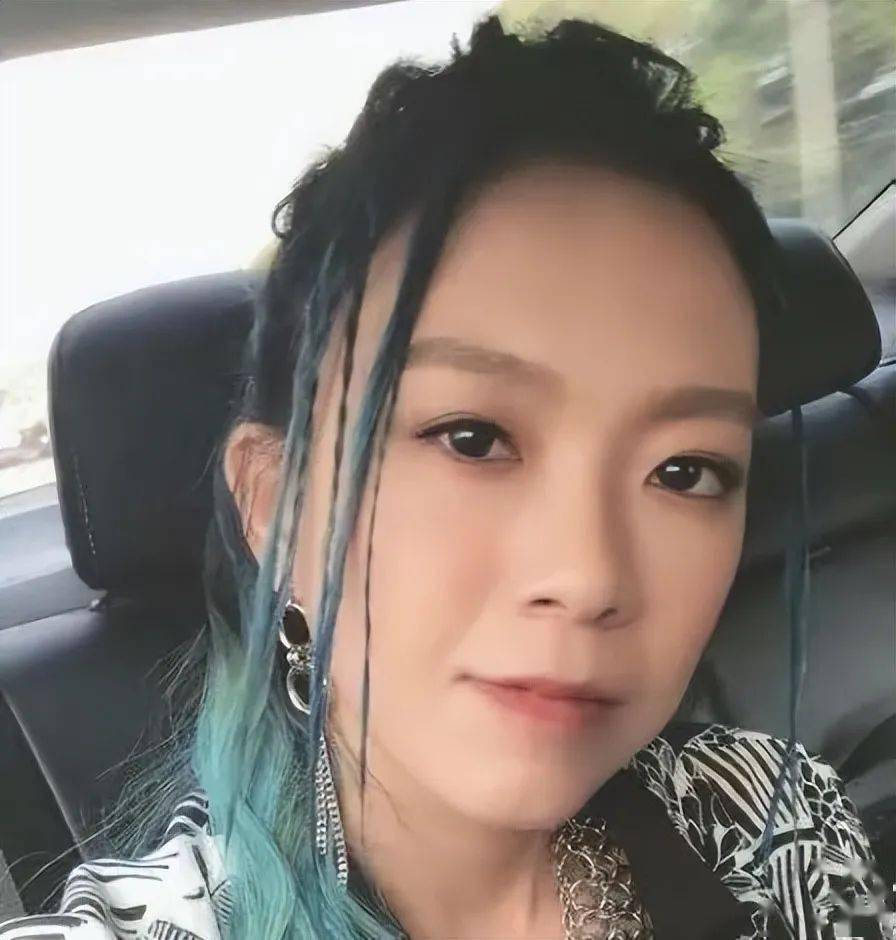 张芸京女装照图片