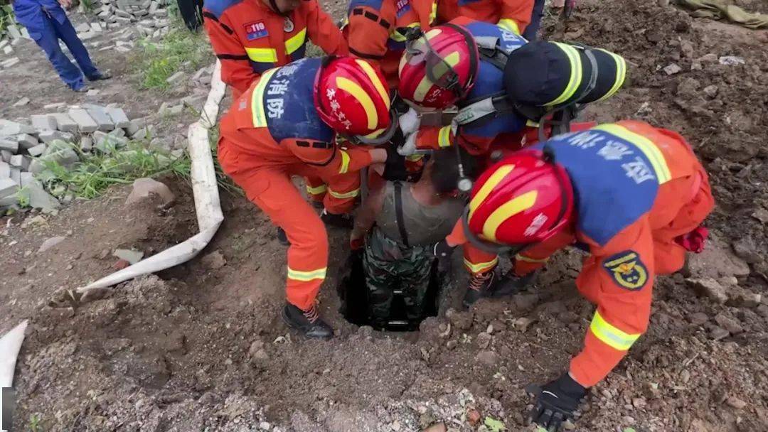 67两人呼吸微弱,失去意识…这个"黑洞"好可怕!_工人_救援_井口